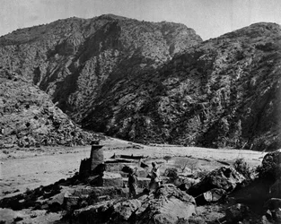 Un fort avec des hommes armés au premier plan, 1878-79